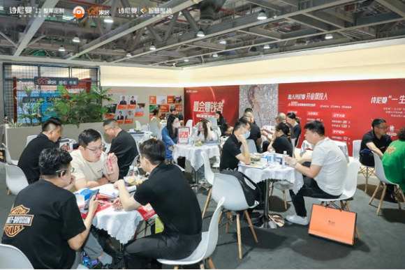 首日火热 · 红遍全场  诗尼曼惊艳亮相广州定制家居展，引爆商业5.0净化论热潮！(1)1170