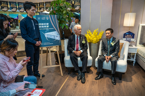 金可儿中国执行董事兼ceo王珏 与michael mclean博士接受媒体采访