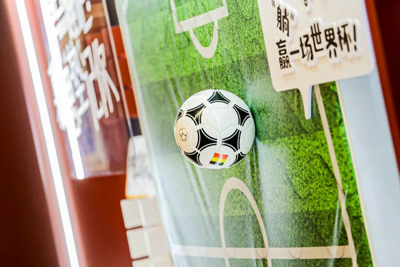 慕思“床垫战书”铺满徐家汇地铁，携手比利时国家队反向关怀每个晚睡人