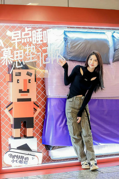 慕思“床垫战书”铺满徐家汇地铁，携手比利时国家队反向关怀每个晚睡人